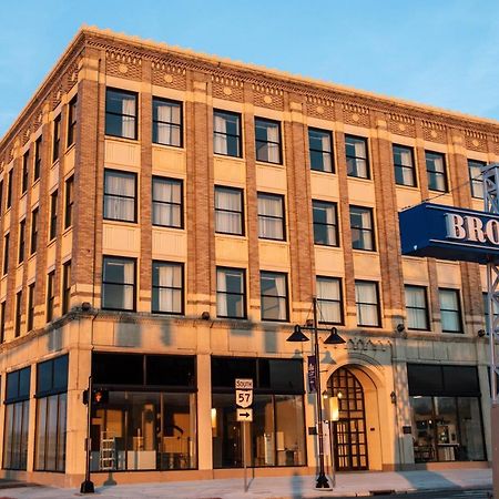 Ariel Broadway Hotel Lorain Buitenkant foto